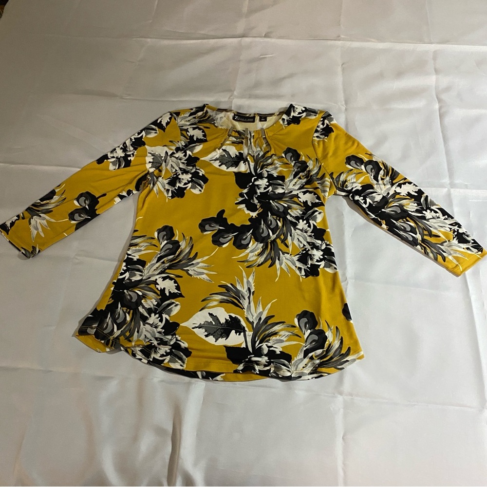 7th Avenue NY&Co Mustard Floral Keyhole Top | 3/4 Sleeve | Small - Picture 2 of 14